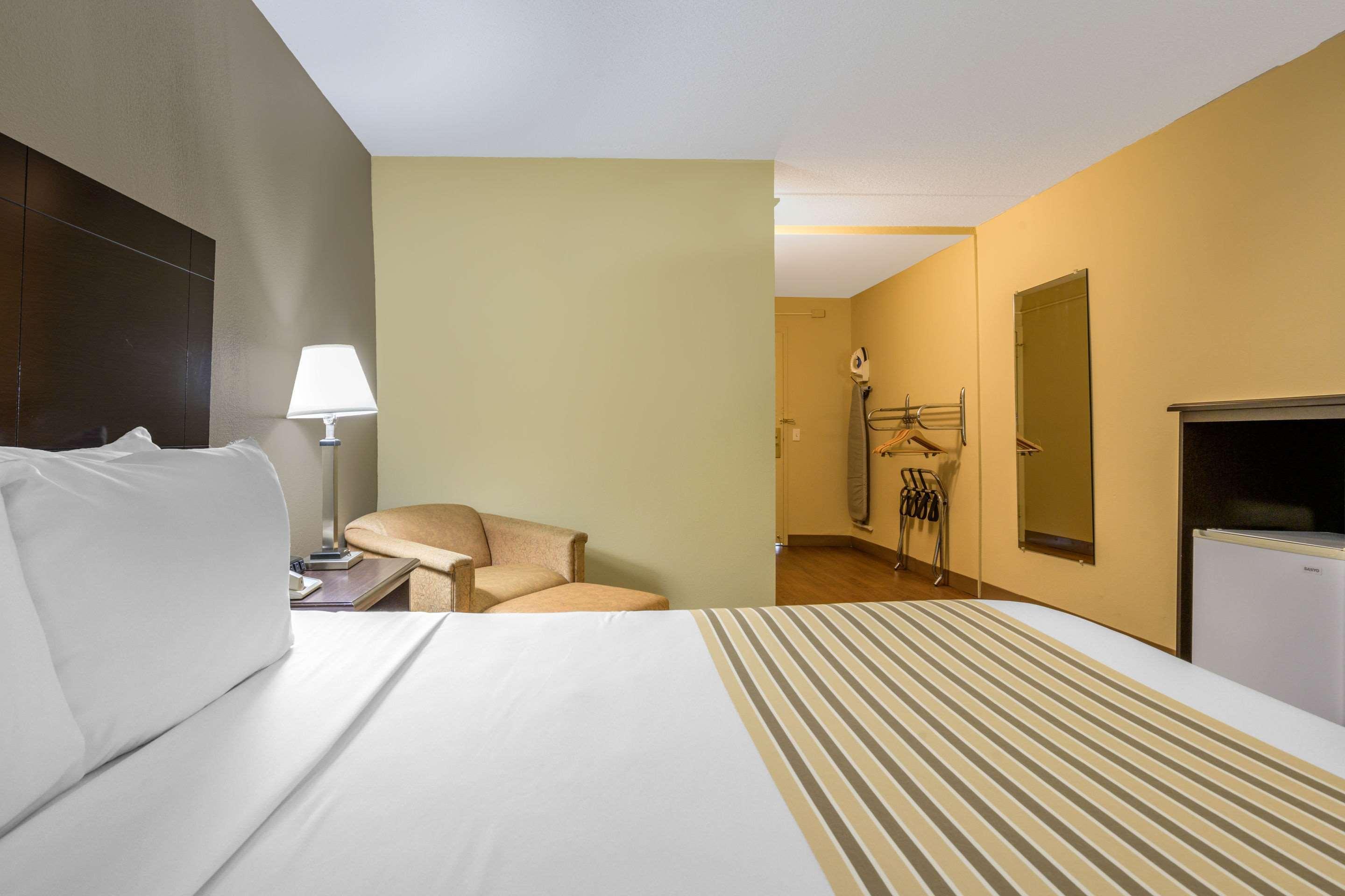 Econo Lodge Inn&Suites Triadelphia Esterno foto