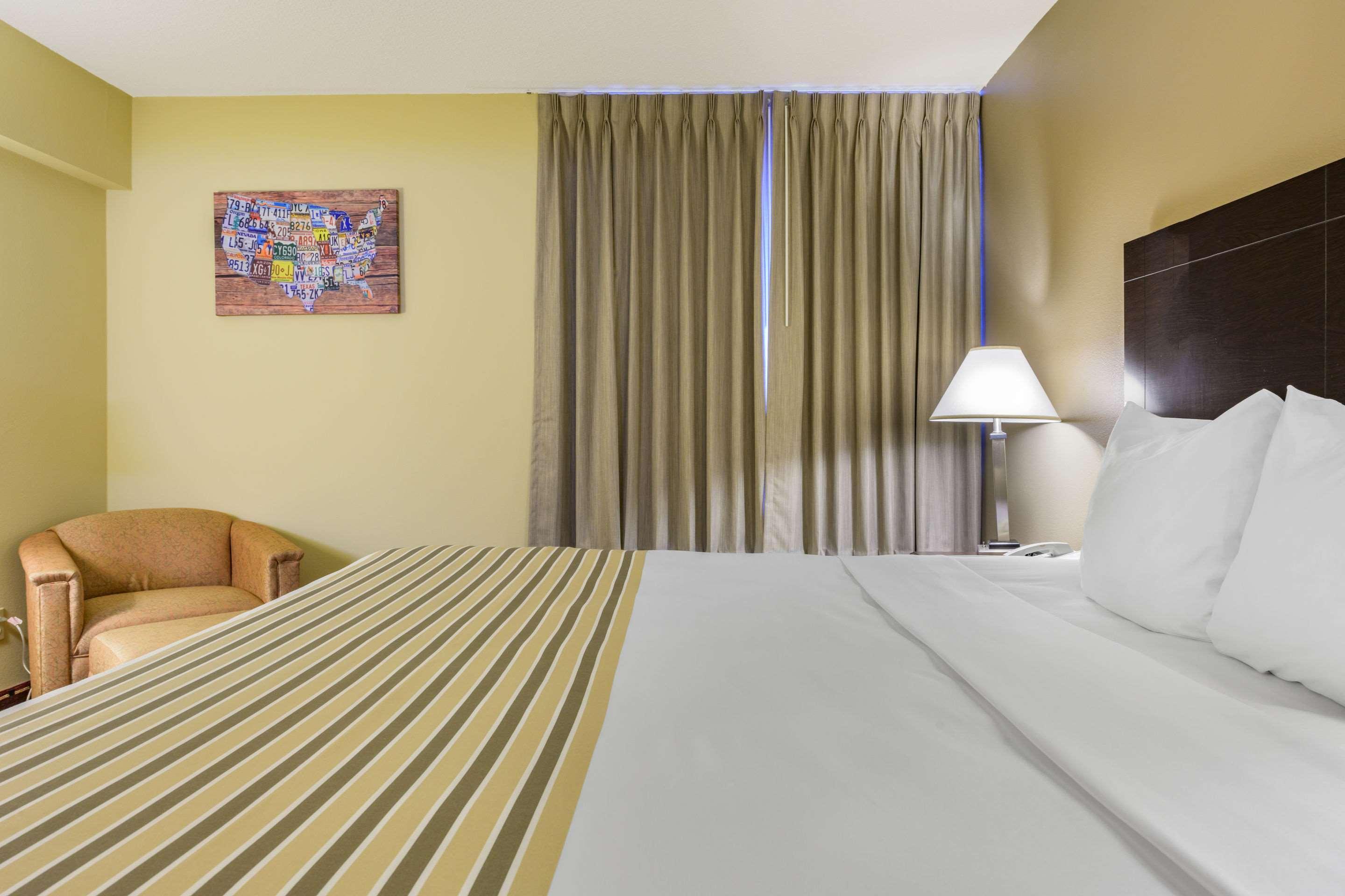 Econo Lodge Inn&Suites Triadelphia Esterno foto