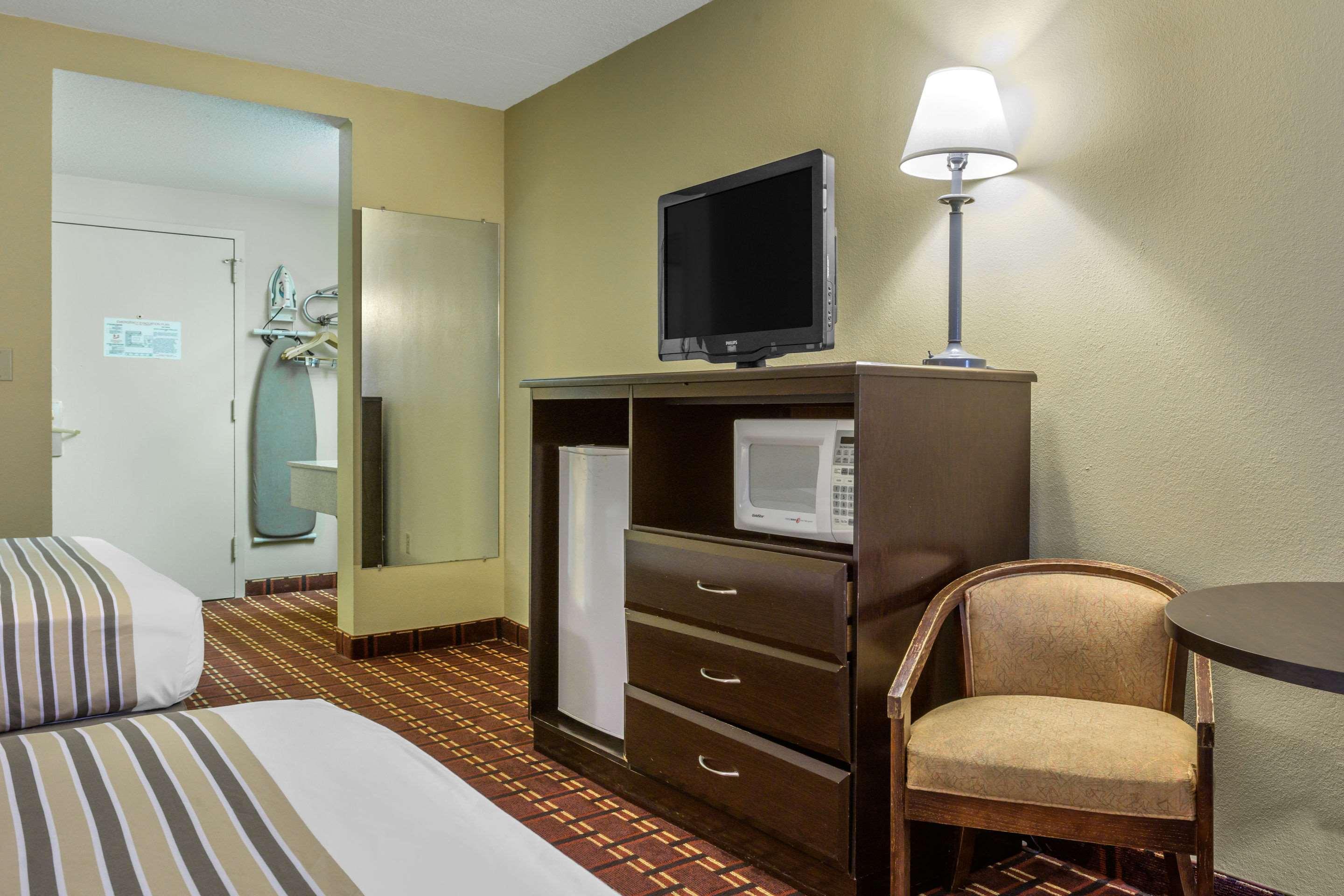 Econo Lodge Inn&Suites Triadelphia Esterno foto
