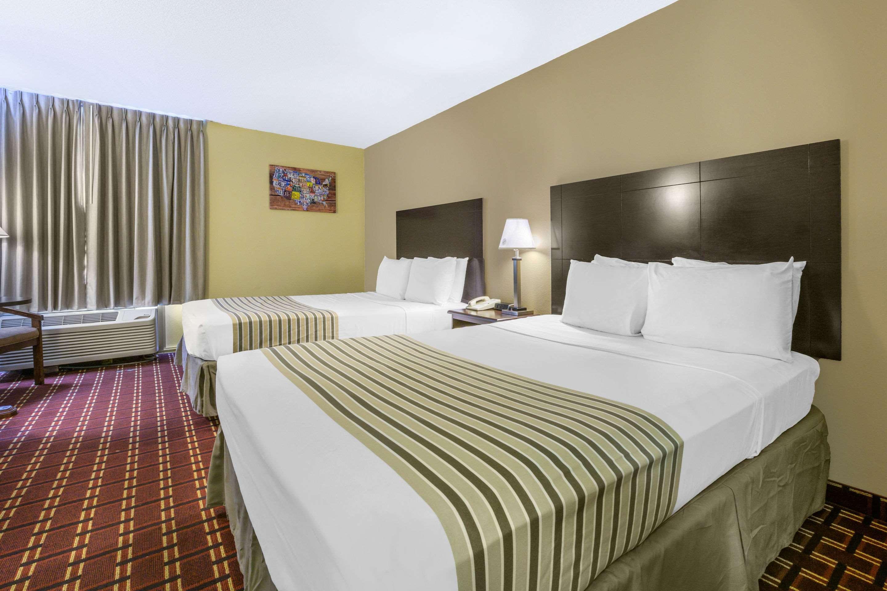 Econo Lodge Inn&Suites Triadelphia Esterno foto