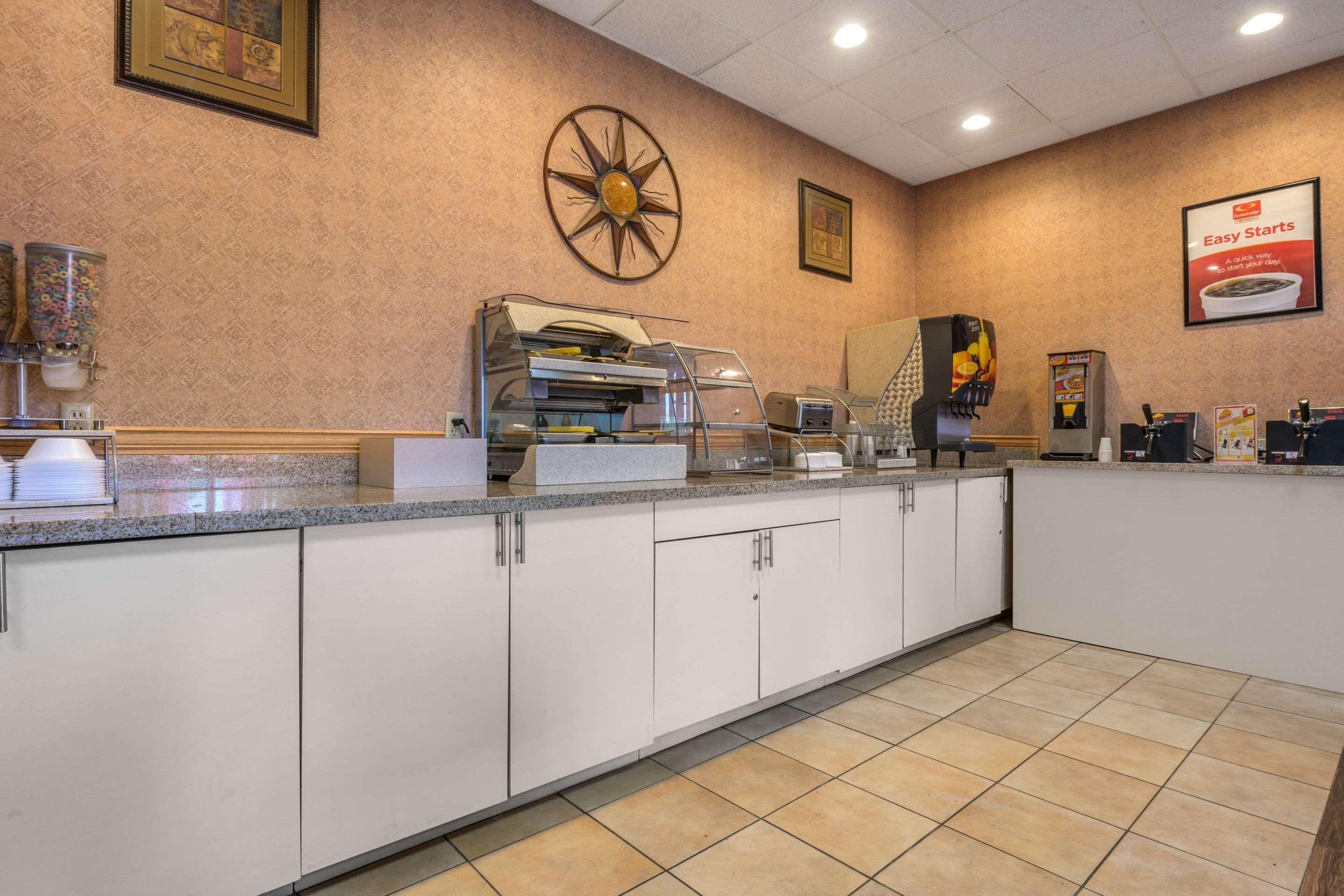 Econo Lodge Inn&Suites Triadelphia Esterno foto