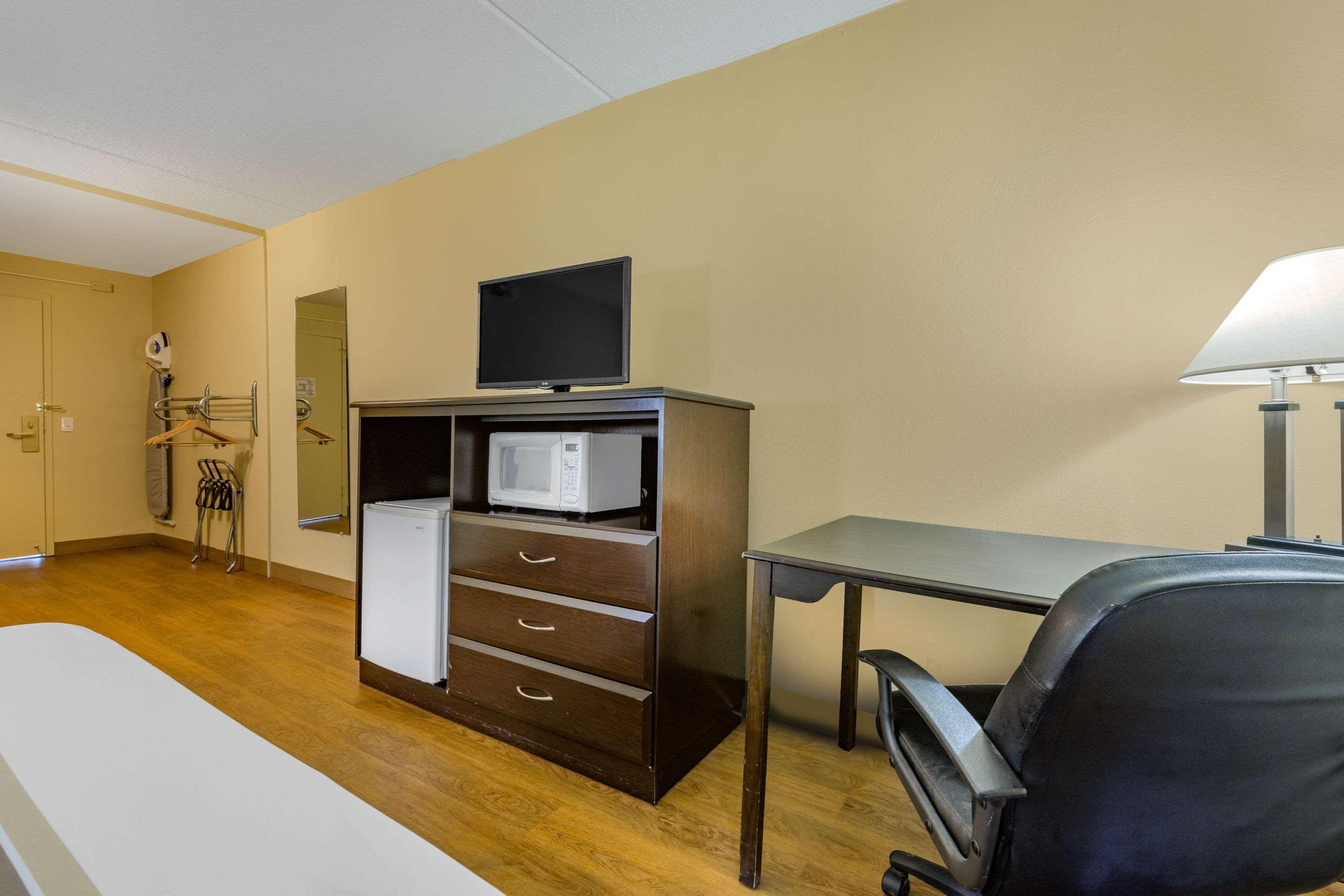Econo Lodge Inn&Suites Triadelphia Esterno foto
