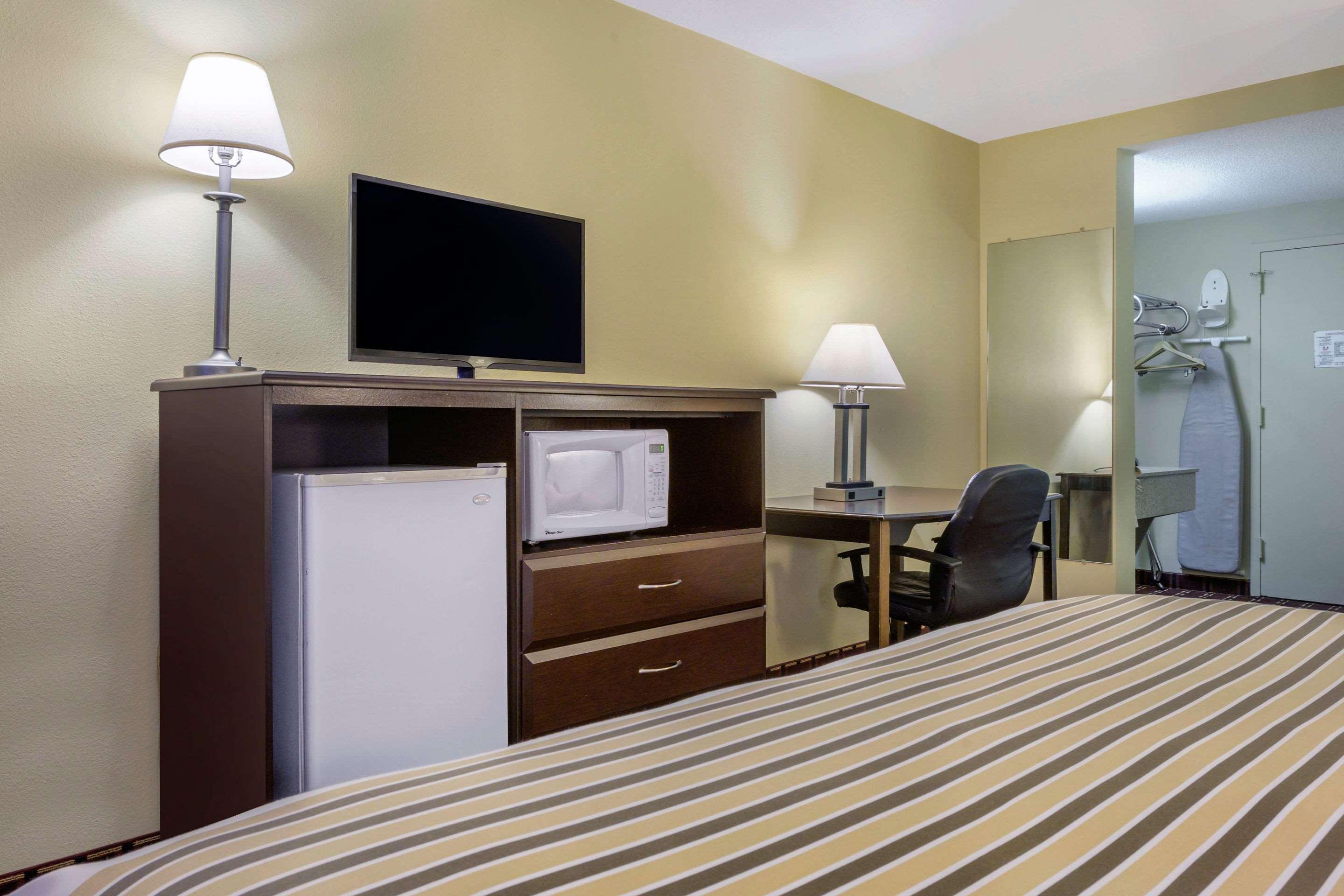 Econo Lodge Inn&Suites Triadelphia Esterno foto