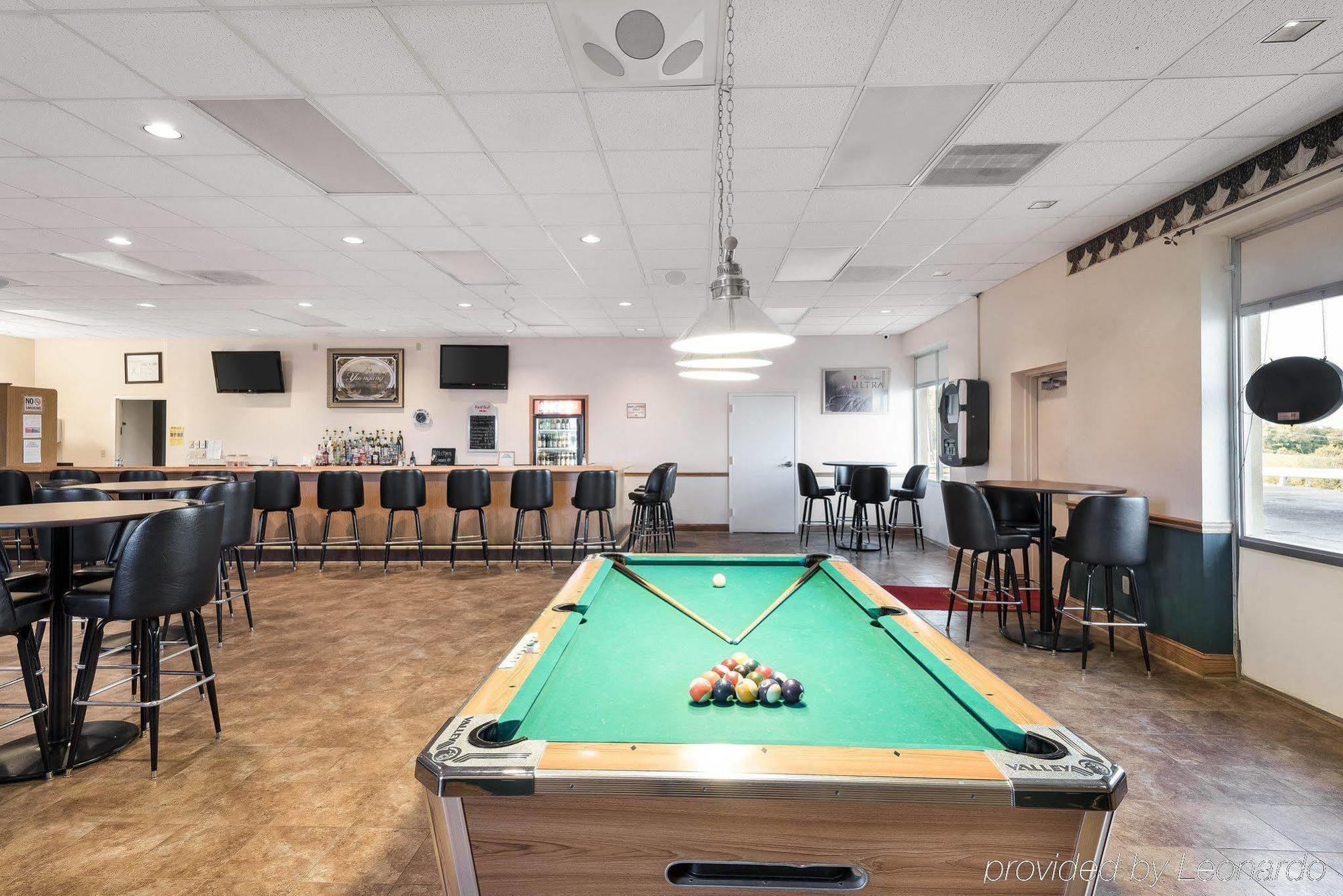 Econo Lodge Inn&Suites Triadelphia Esterno foto
