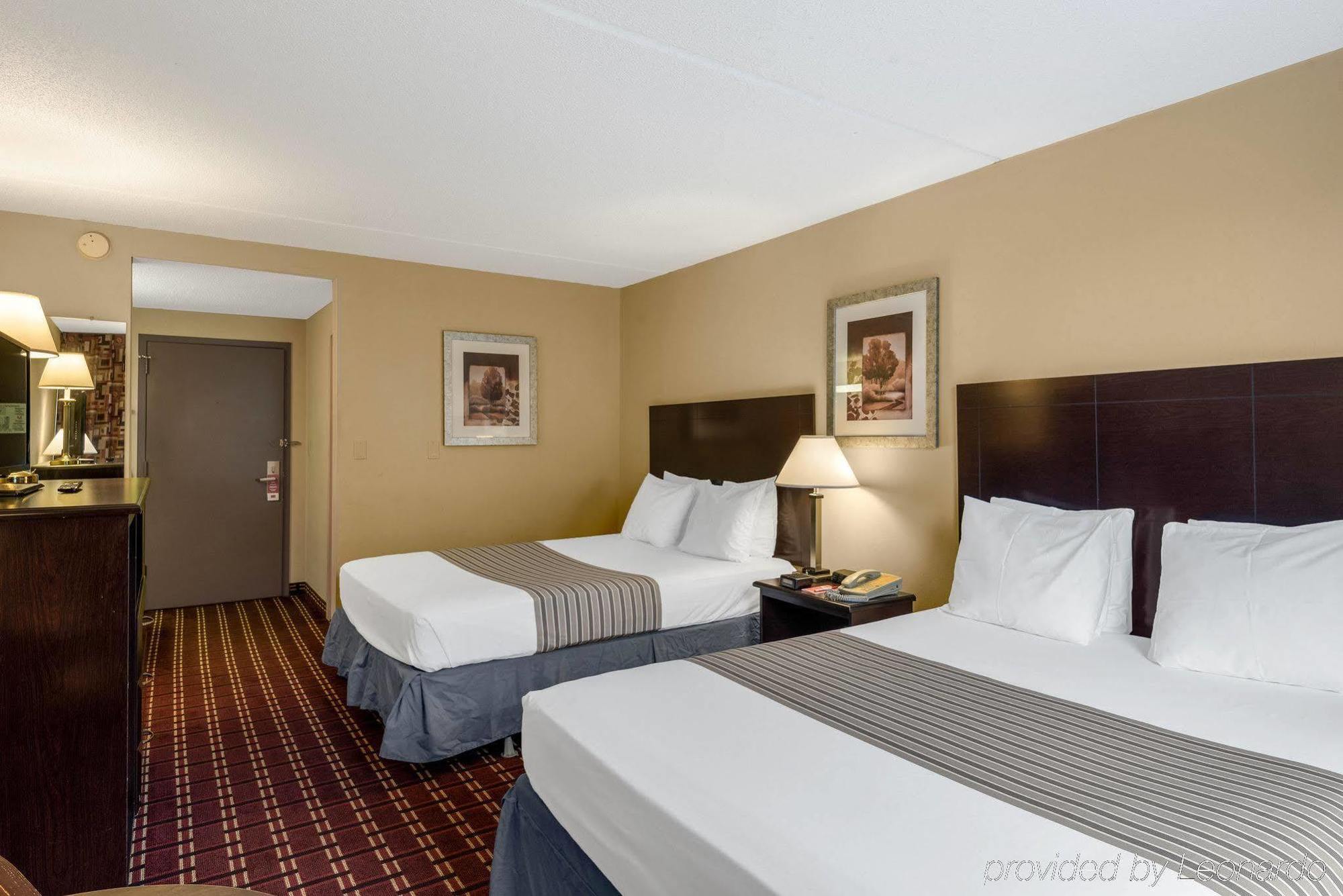 Econo Lodge Inn&Suites Triadelphia Esterno foto