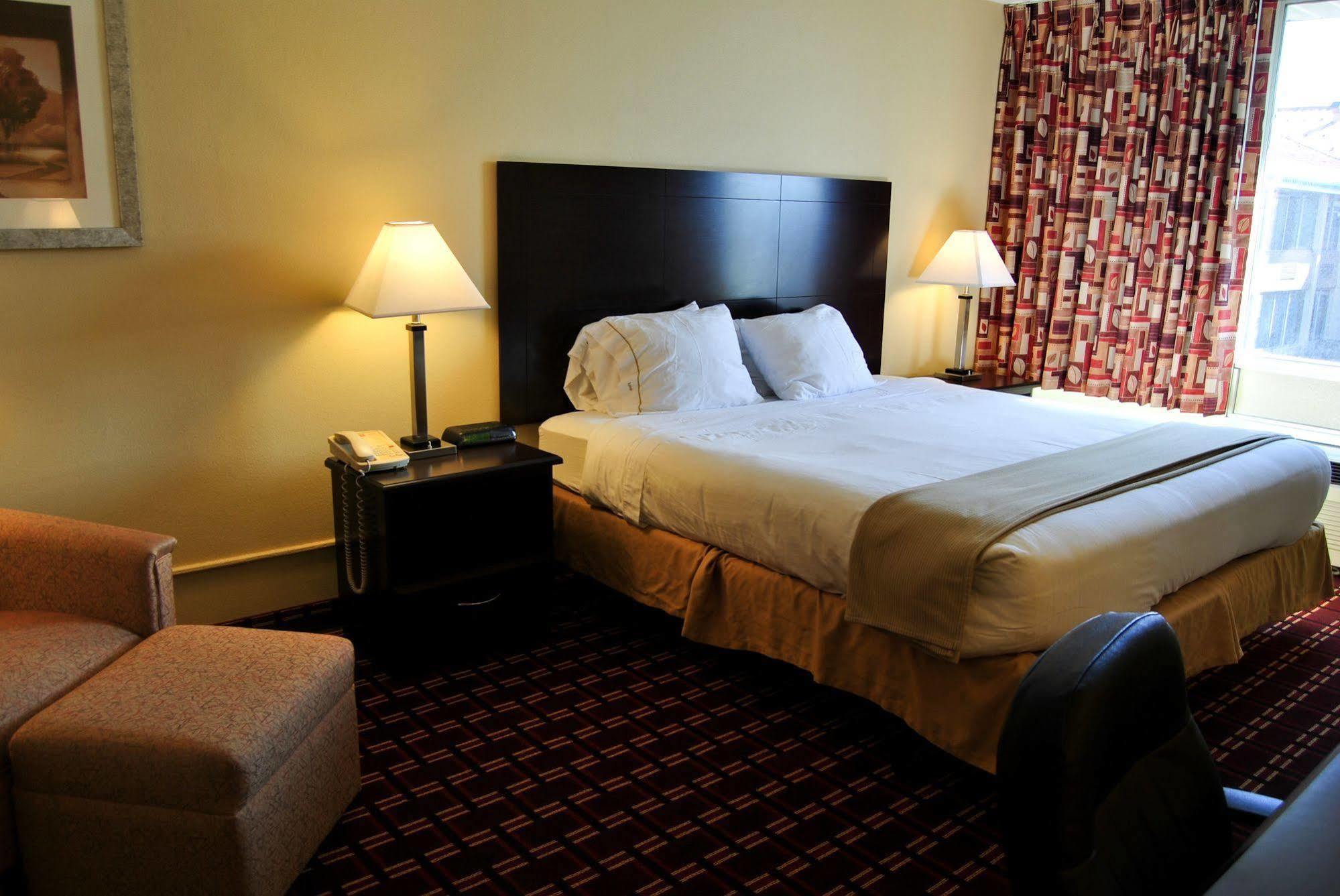 Econo Lodge Inn&Suites Triadelphia Esterno foto