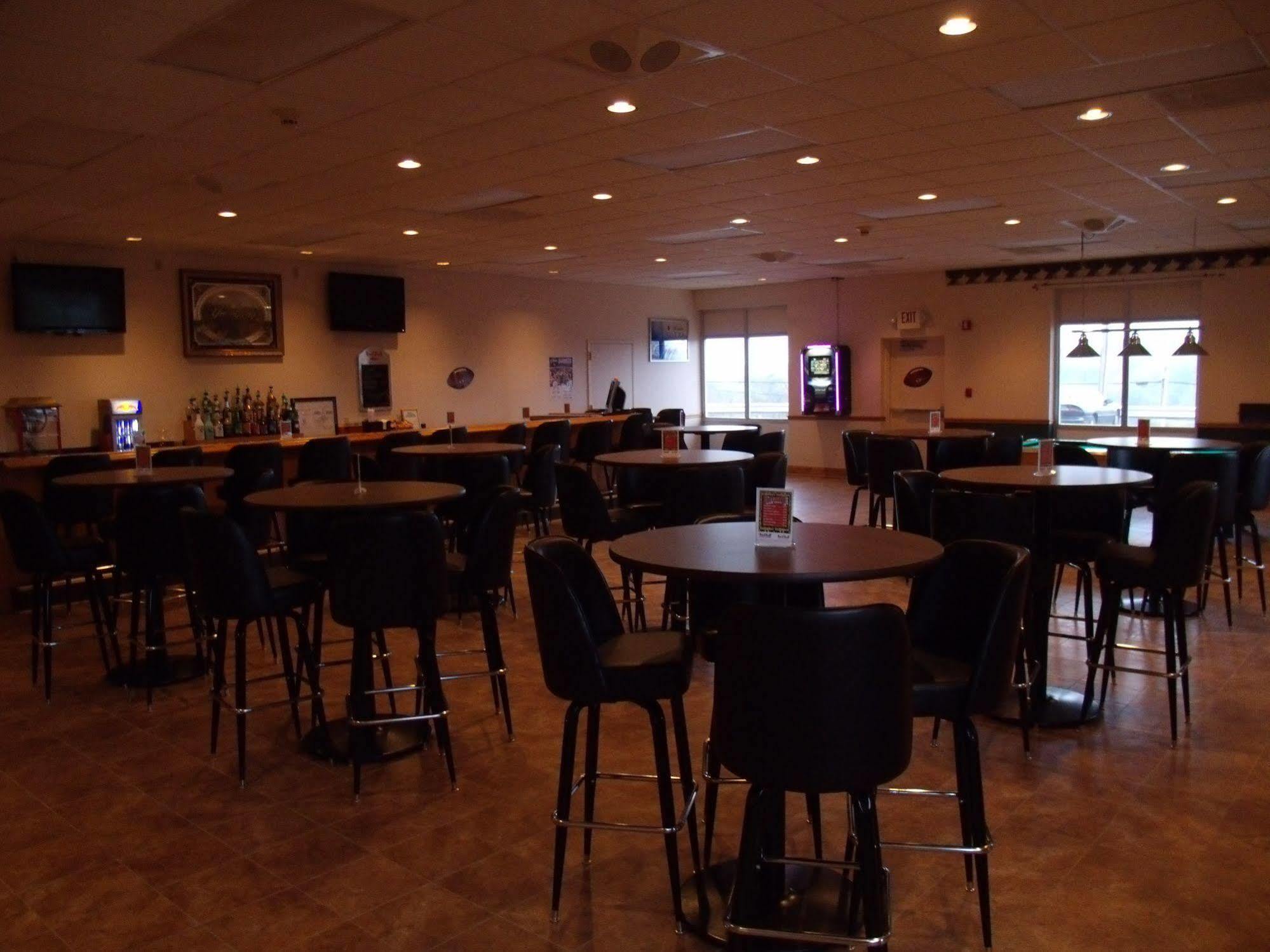 Econo Lodge Inn&Suites Triadelphia Esterno foto