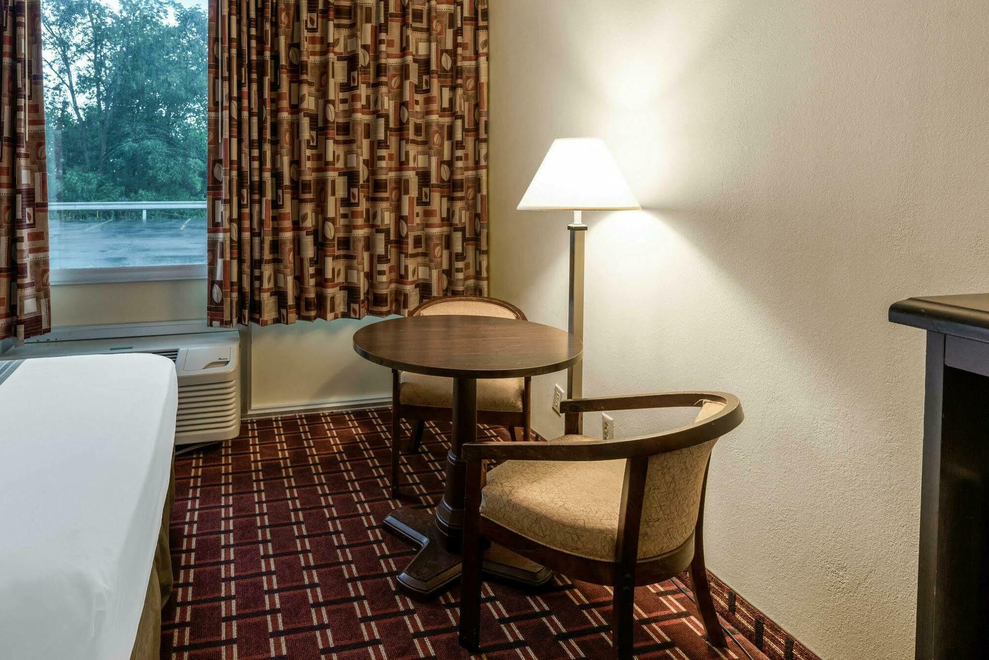 Econo Lodge Inn&Suites Triadelphia Esterno foto