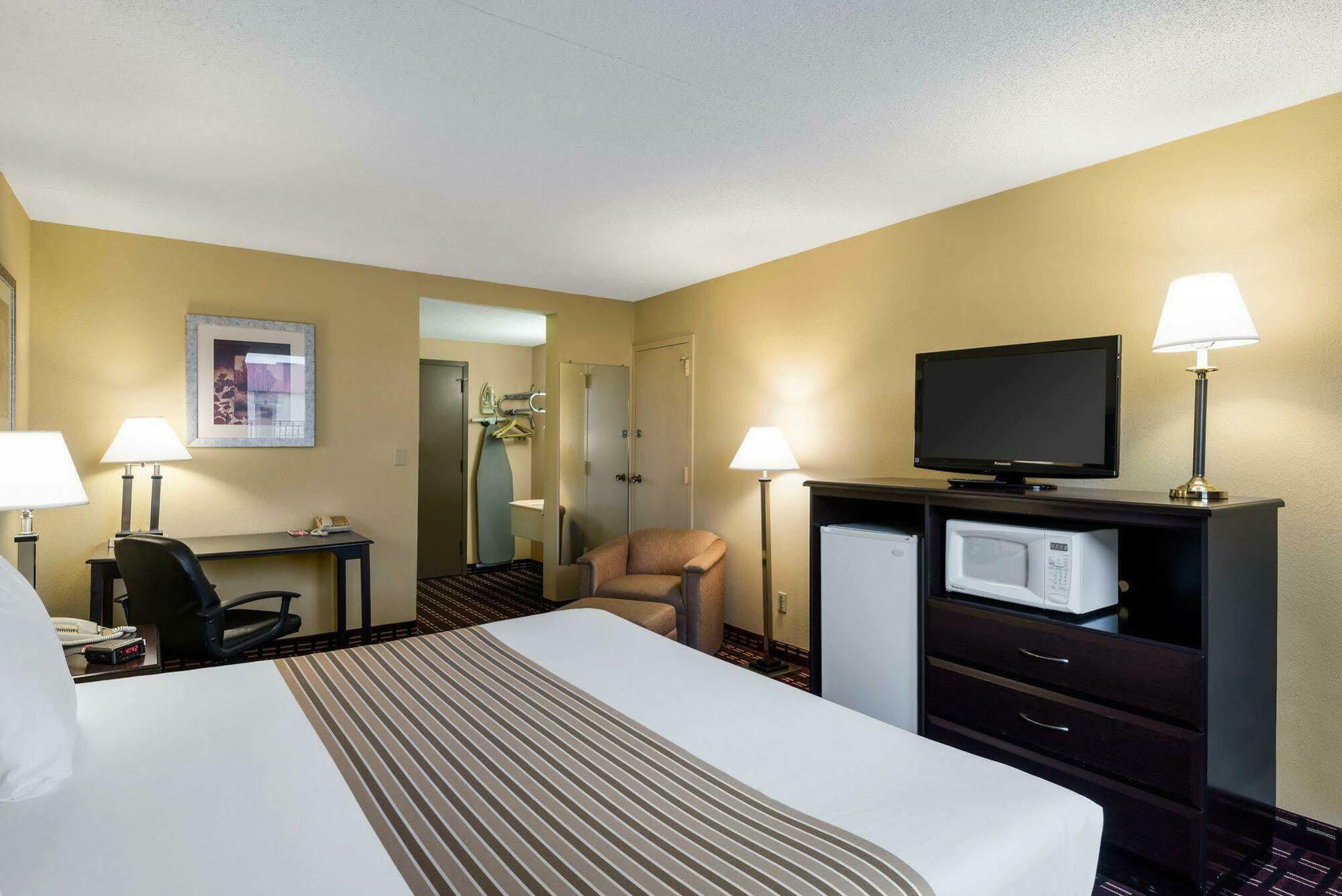 Econo Lodge Inn&Suites Triadelphia Esterno foto