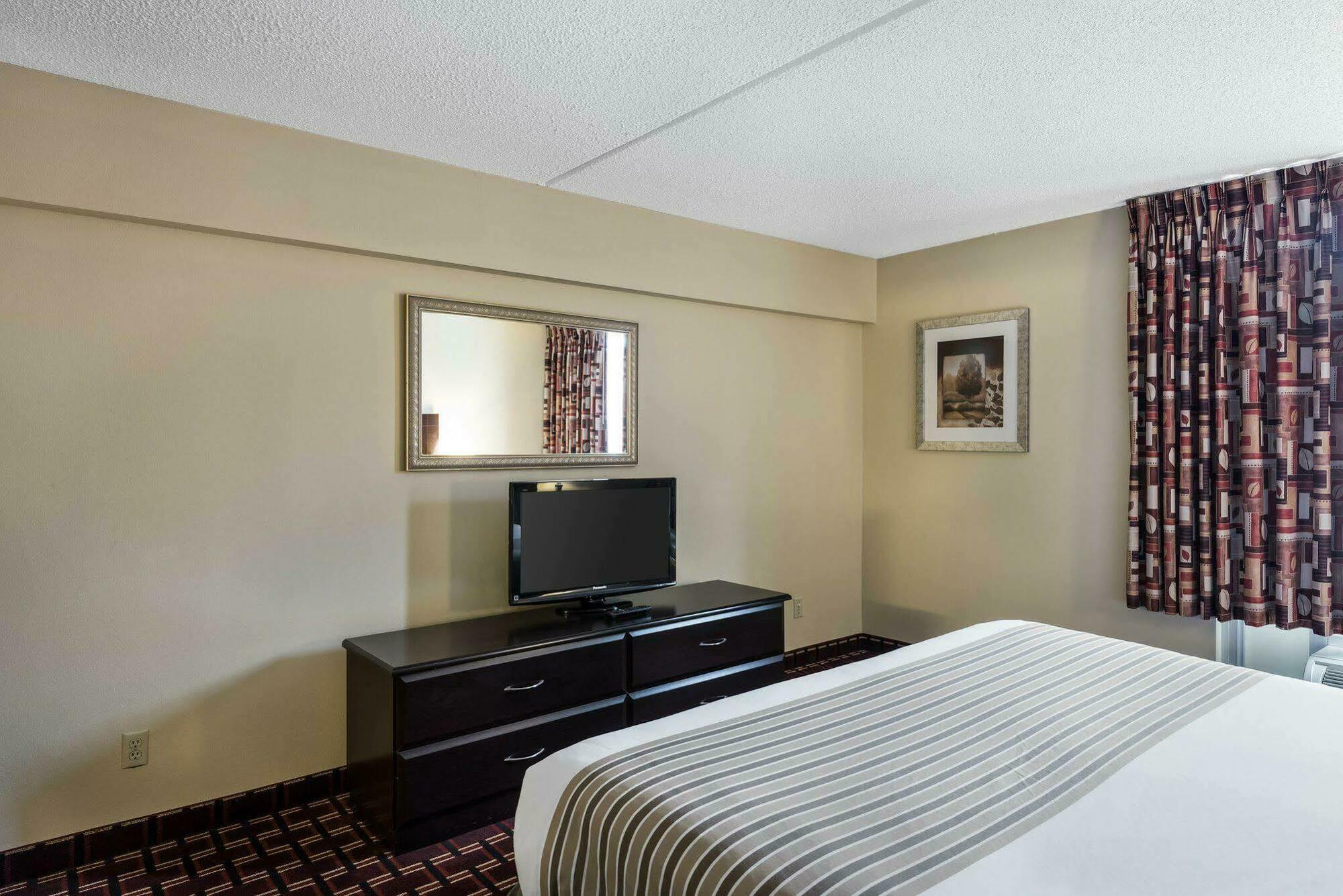 Econo Lodge Inn&Suites Triadelphia Esterno foto