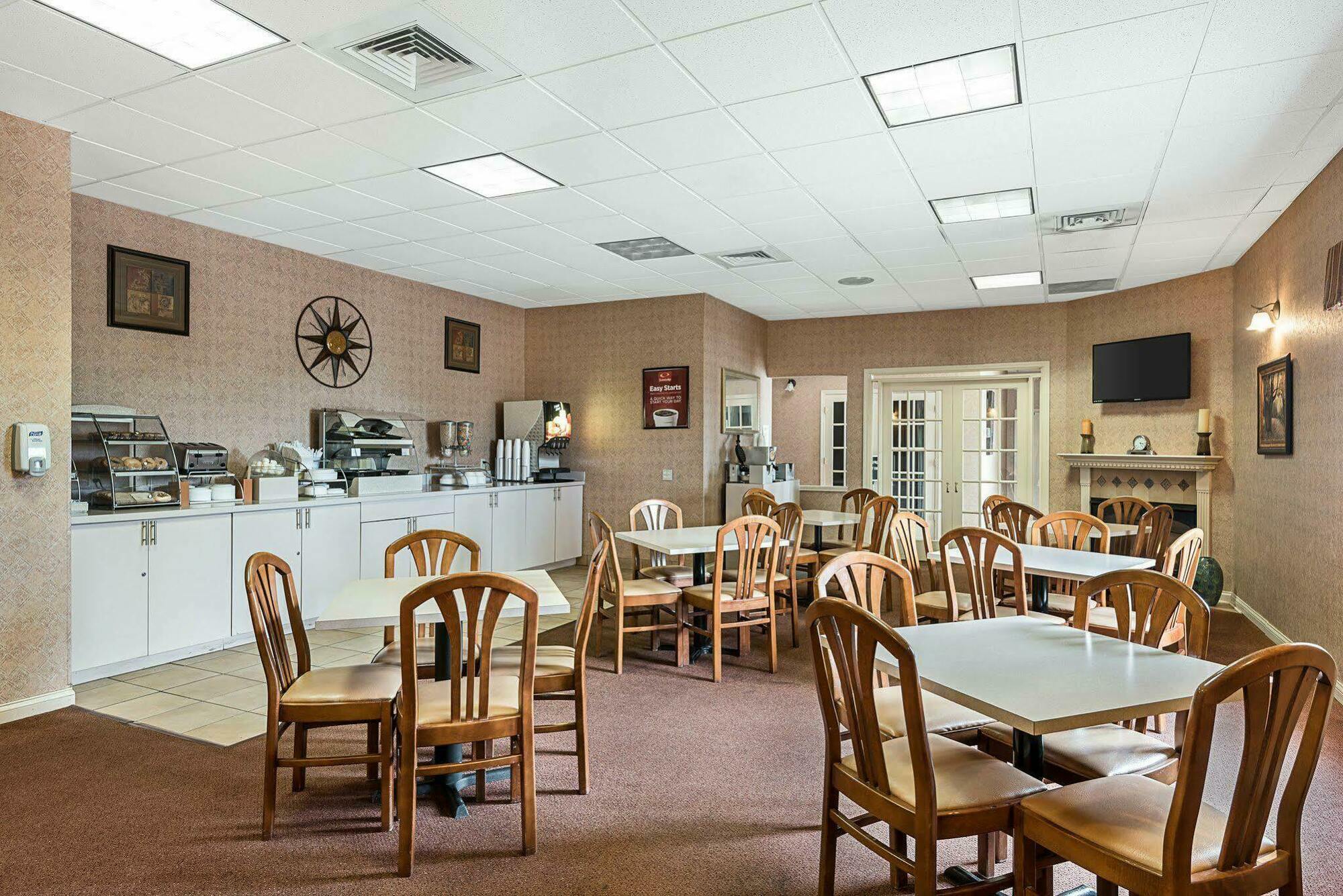Econo Lodge Inn&Suites Triadelphia Esterno foto