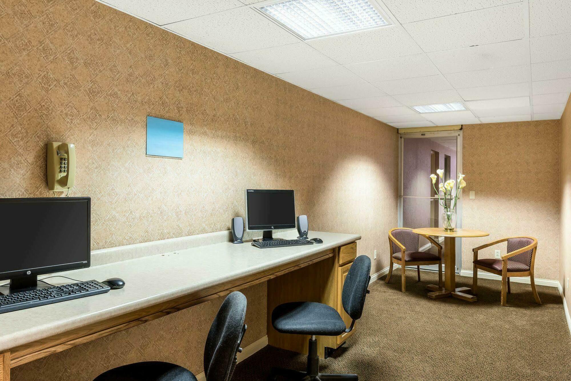 Econo Lodge Inn&Suites Triadelphia Esterno foto
