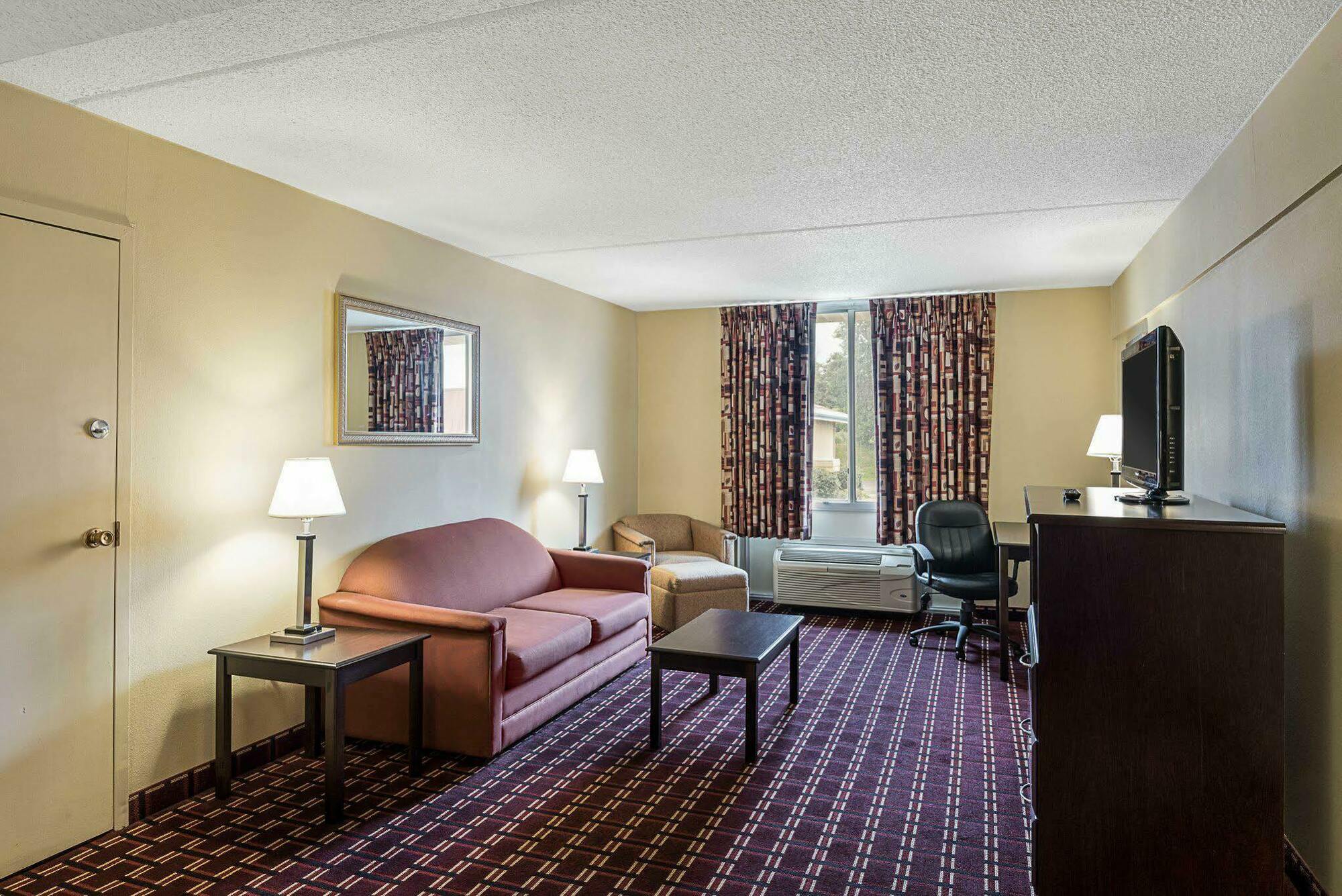 Econo Lodge Inn&Suites Triadelphia Esterno foto