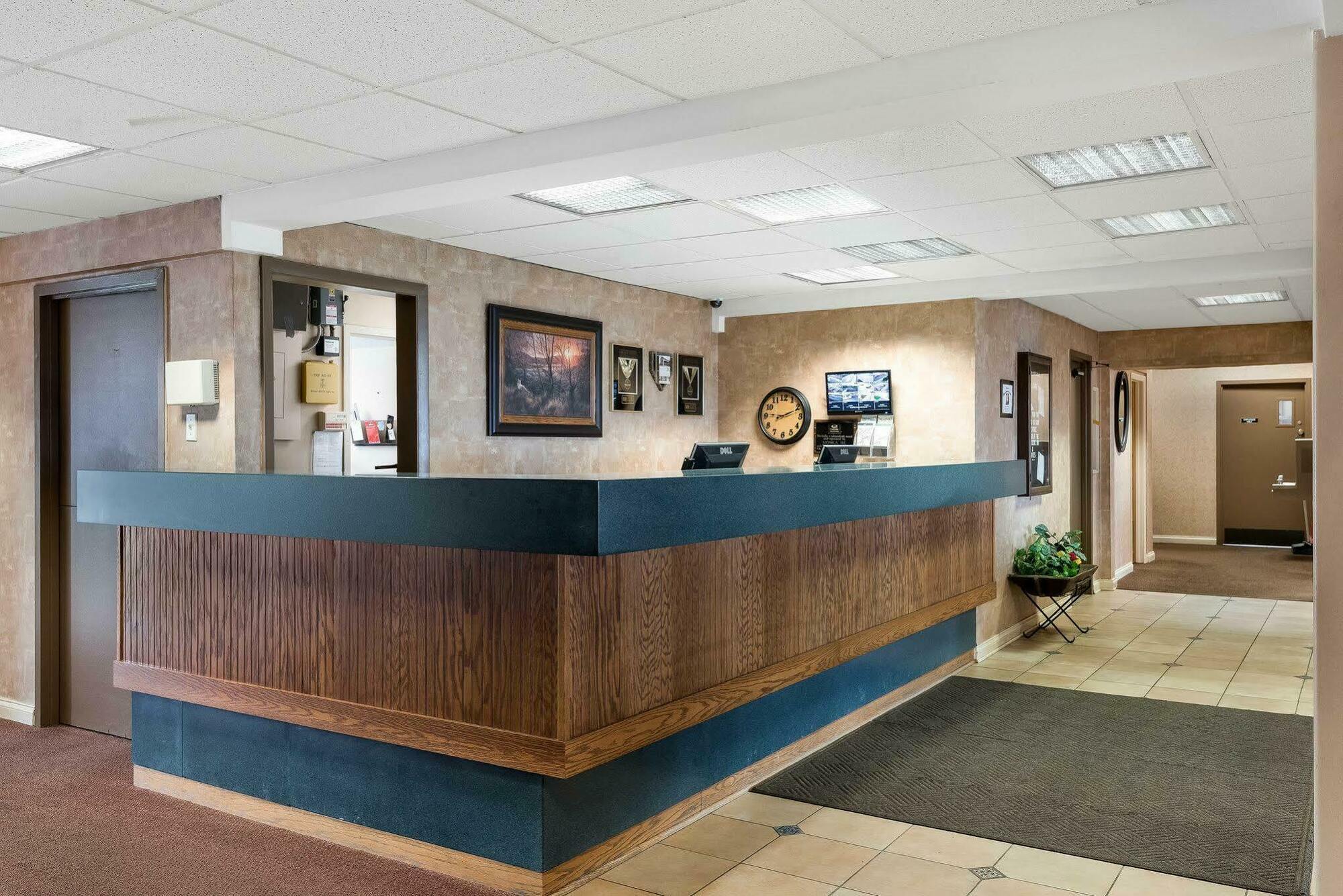 Econo Lodge Inn&Suites Triadelphia Esterno foto