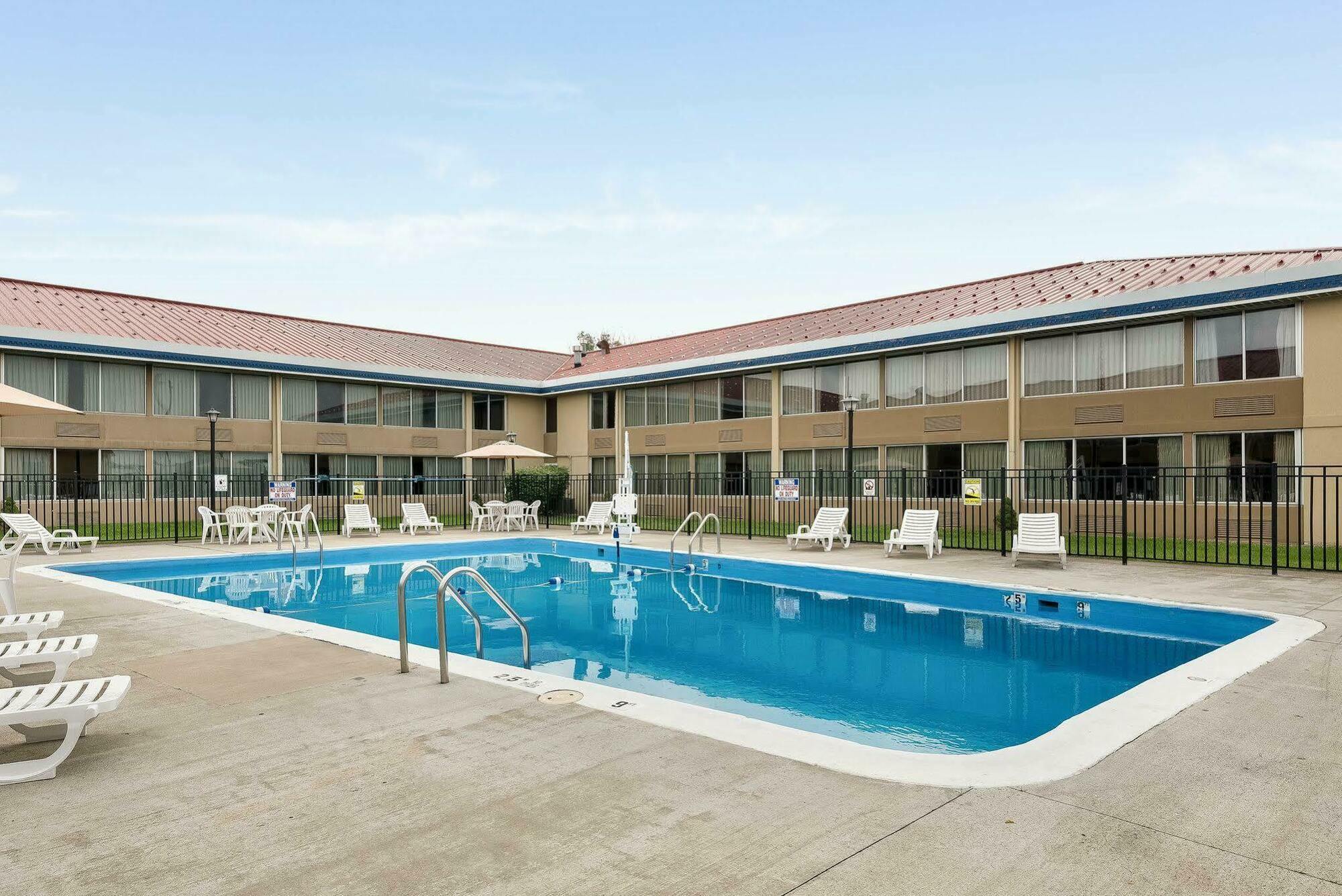 Econo Lodge Inn&Suites Triadelphia Esterno foto
