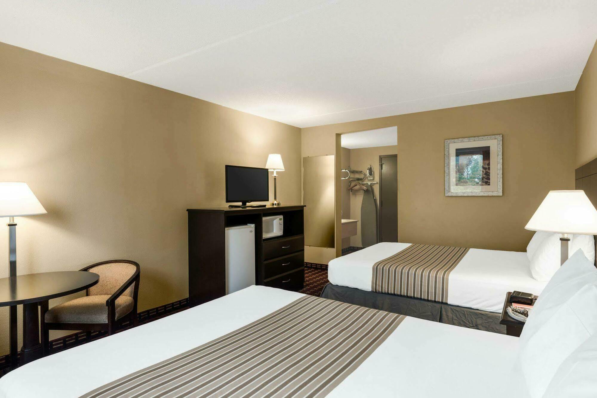 Econo Lodge Inn&Suites Triadelphia Esterno foto